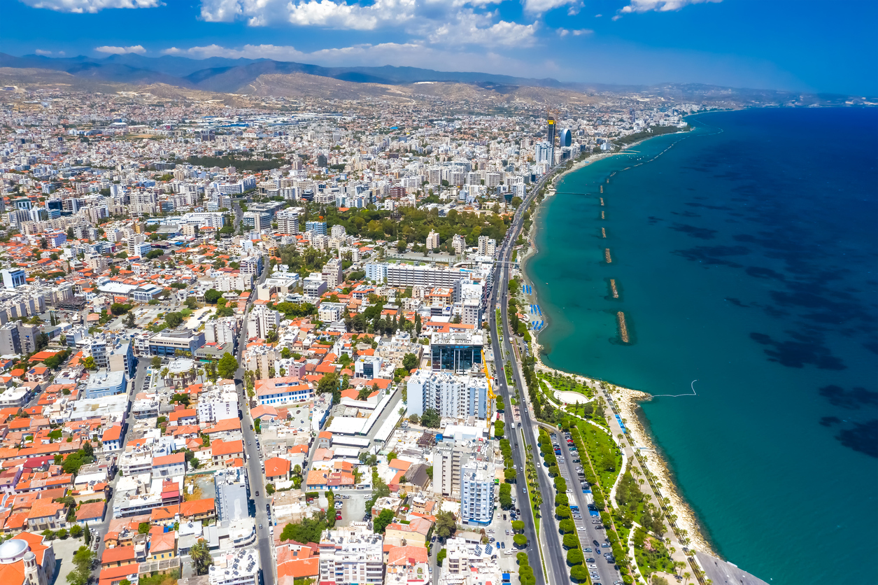 Luftaufnahme von Limassol mit Küstenstraße, Hochhäusern und tiefblauem Meer.