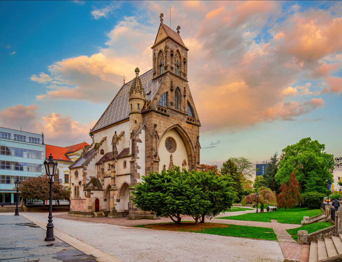 Historische St.-Michaels-Kapelle in Košice vor farbigem Abendhimmel.
