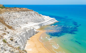 Strahlend weiße Kalksteinklippe Scala dei Turchi bei Agrigento mit sandiger Bucht und klaren türkisfarbenen Wellen.