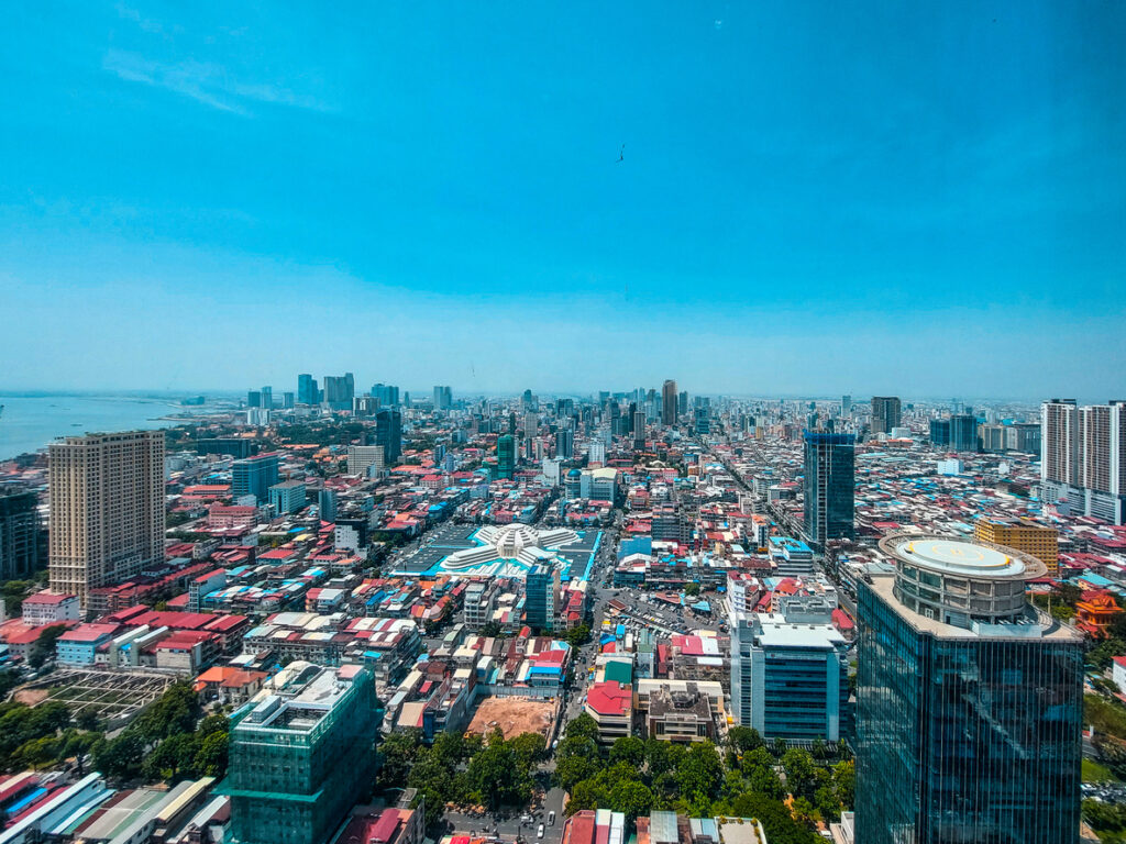 Weitblick über die Stadt mit dem gelben Zentralmarkt Phsar Thmei in der Mitte.
