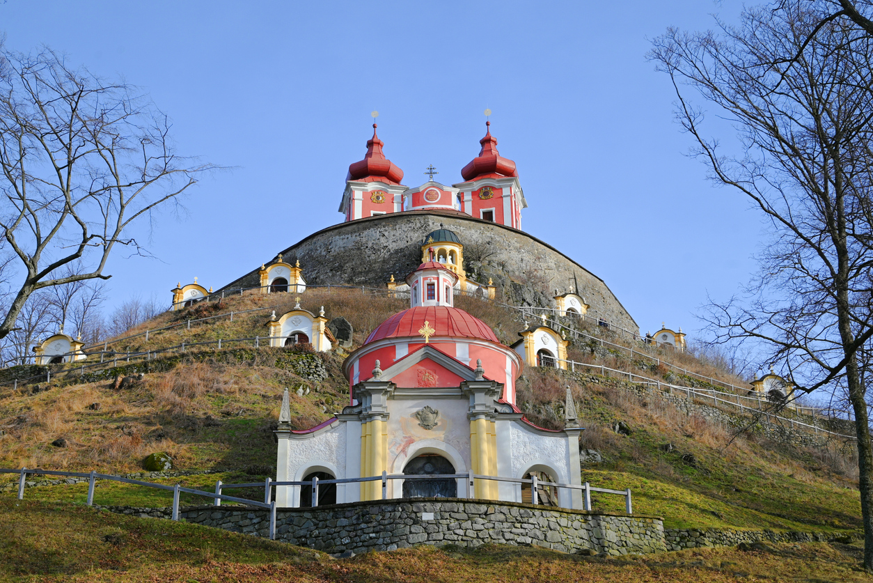 Barocke Kalvarienberg-Anlage mit roten Kuppeln und vielen Kapellen am Hang.