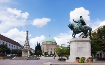 Weitwinkel vom Hauptplatz in Pécs mit Moschee, Dreifaltigkeitssäule und Reiterdenkmal.