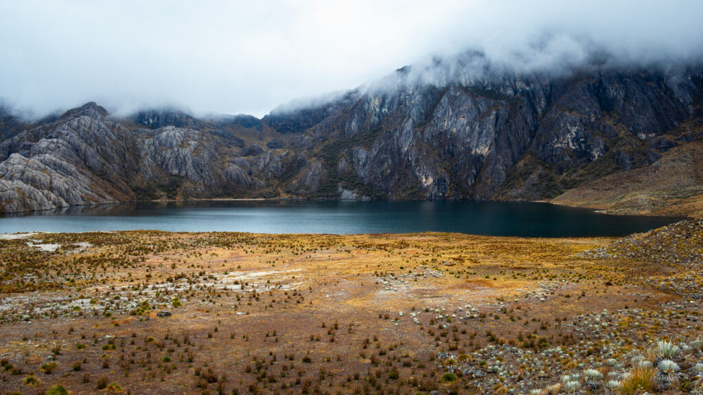 Ruhiger Bergsee im Sierra-Nevada-de-Mérida unter tiefen Wolken.