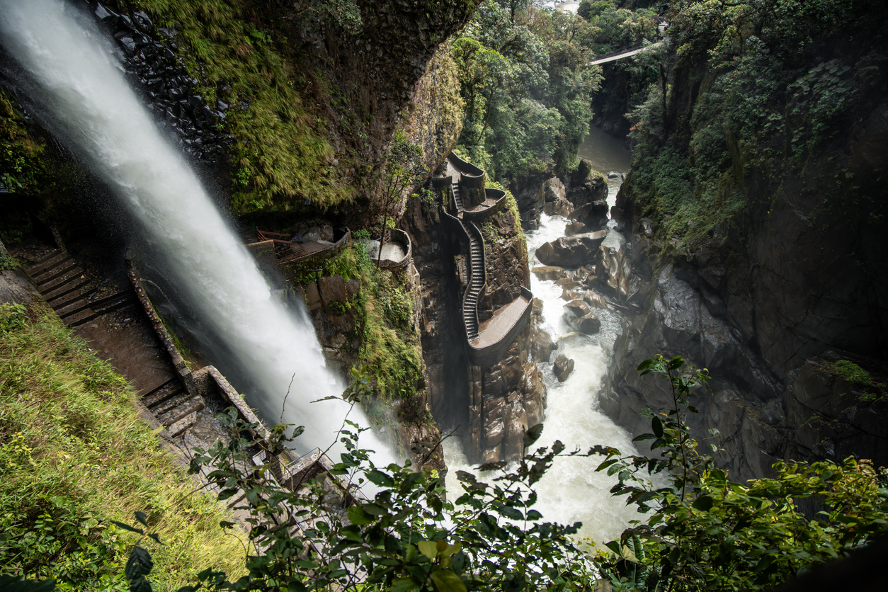 Mächtiger Wasserfall mit schmalen Treppen und Aussichtsterrassen in einer Schlucht.