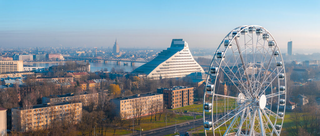 Panorama mit Nationalbibliothek, Brücken und Riesenrad am Fluss Daugava.