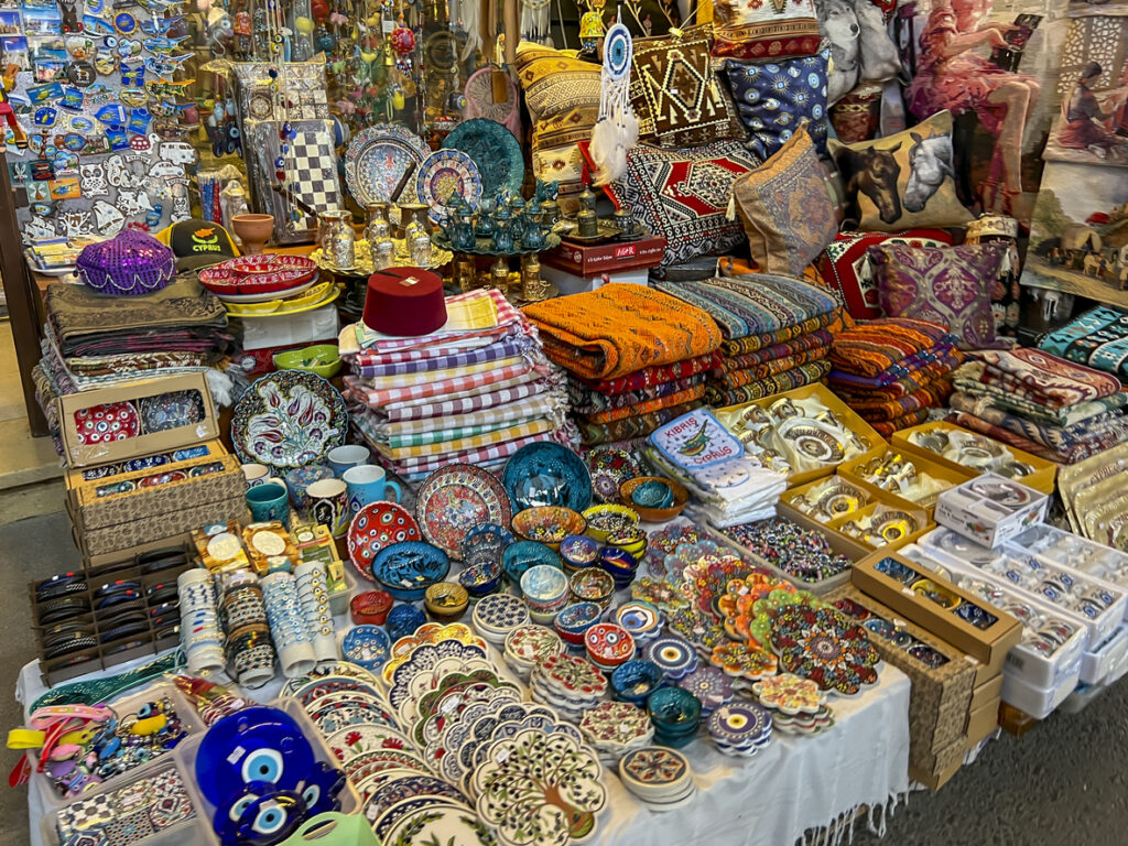 Marktstand mit handbemalter Keramik, Tüchern und Souvenirs in Nicosia.
