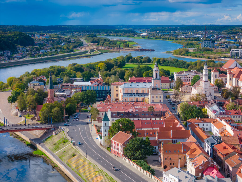 Eine Luftaufnahme zeigt die Altstadt von Kaunas mit Nemunas und Neris.