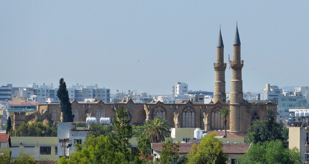Die Selimiye-Moschee mit zwei Minaretten erhebt sich über Lefkosia.