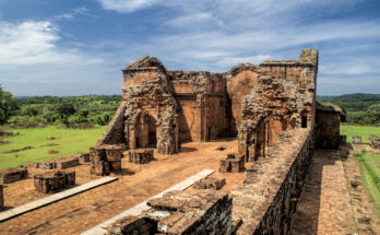 Weitläufige Mauern einer Jesuitenreduktion bei Trinidad y Jesús.