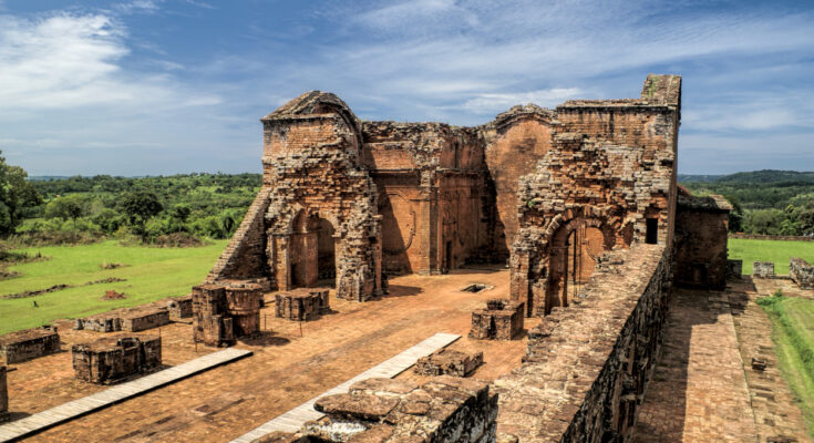 Weitläufige Mauern einer Jesuitenreduktion bei Trinidad y Jesús.