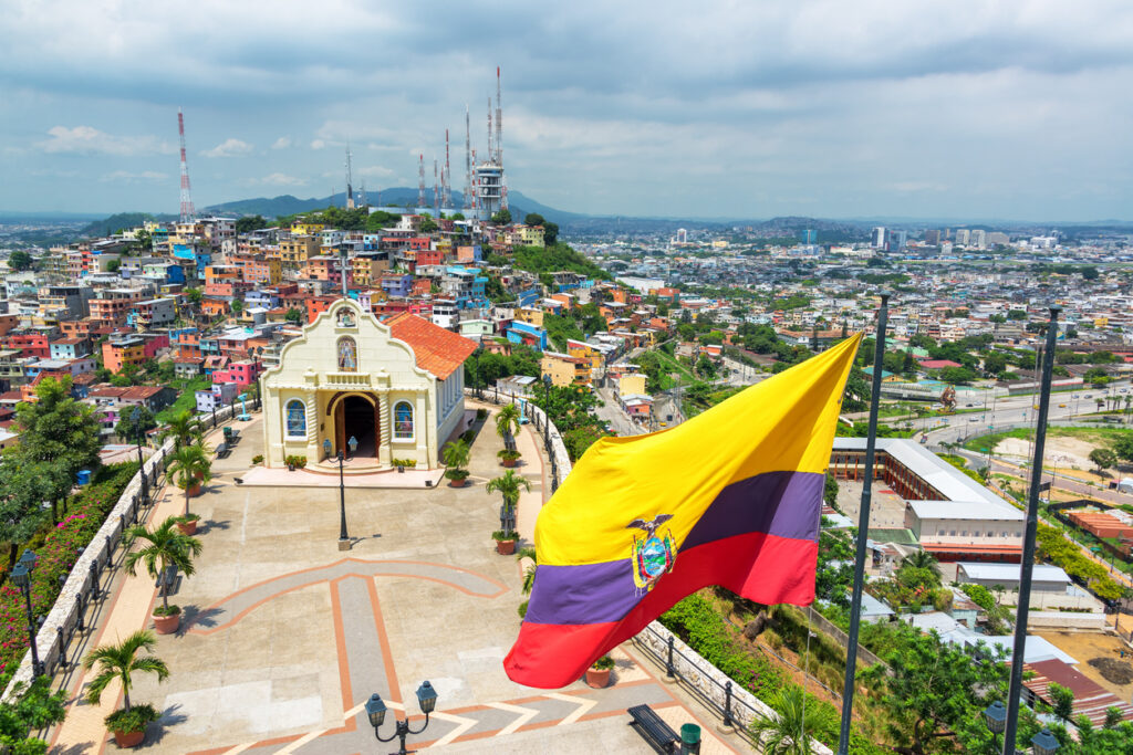 Platz mit kleiner Kirche, Ecuador-Flagge und Blick über die Stadt Guayaquil.