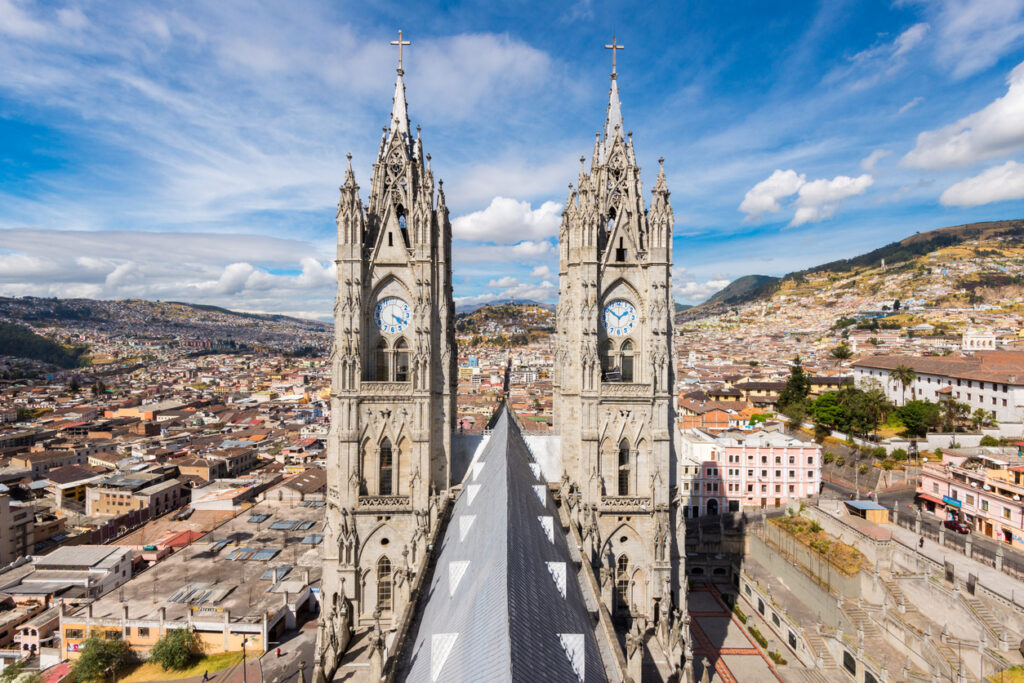 Neogotische Basilika mit zwei Türmen über der Altstadt von Quito.
