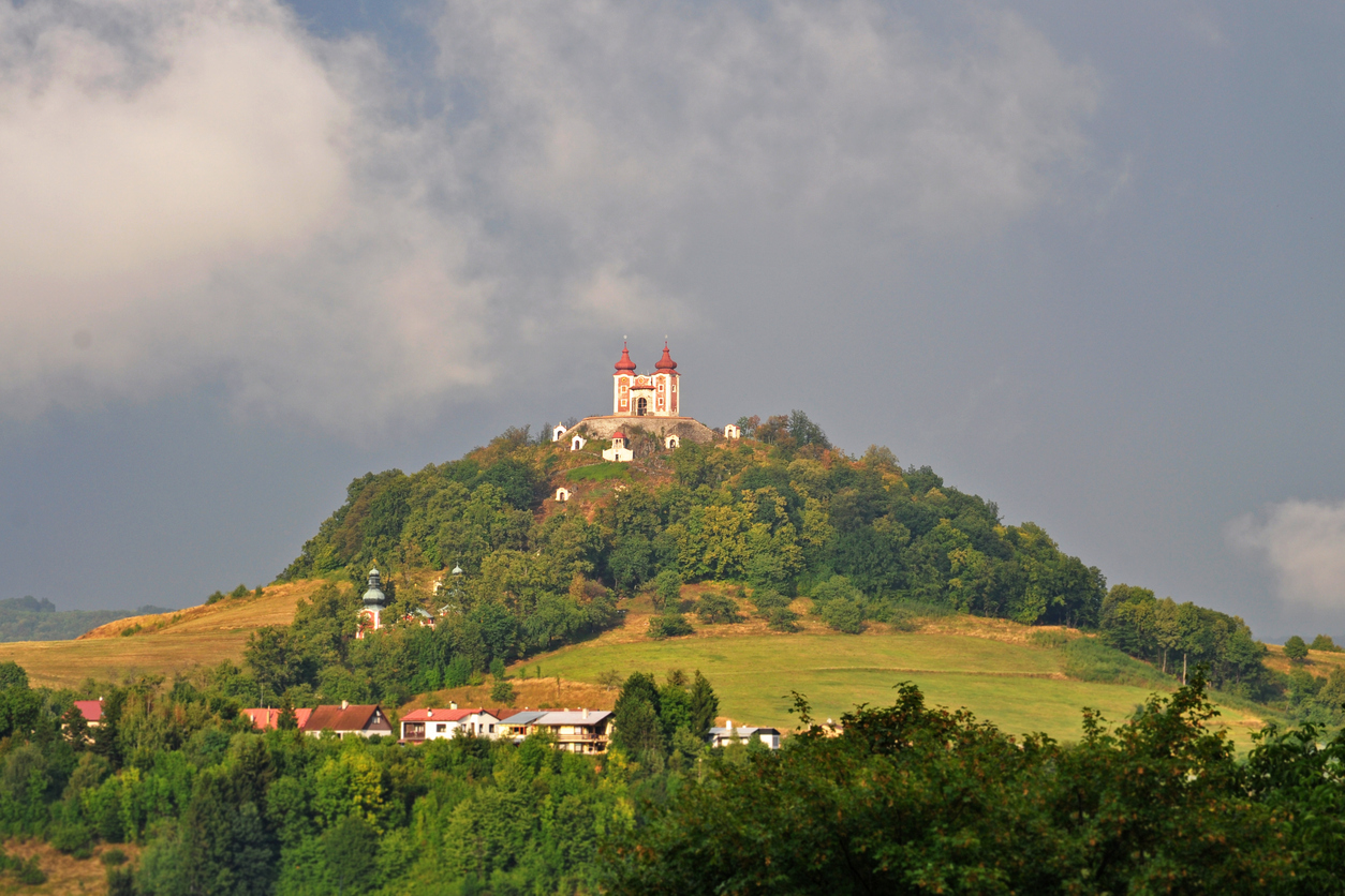 Hügel mit barocker Kalvarienkirche und kleinen Kapellen über Banská Štiavnica.