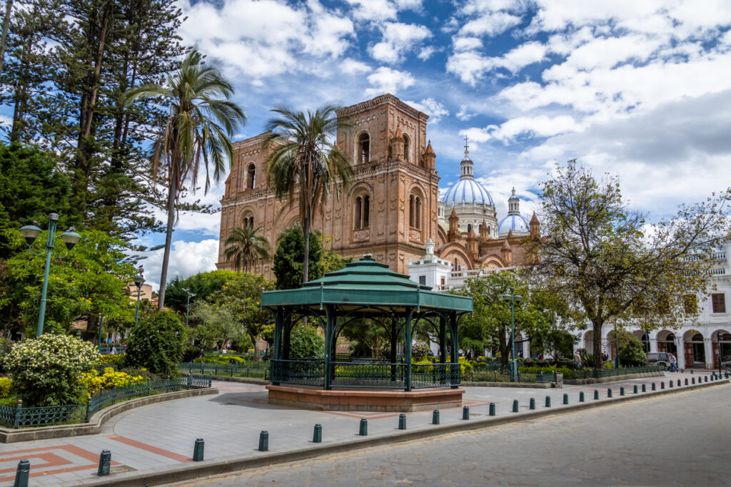 Stadtpark mit Pavillon und der Kathedrale mit blauen Kuppeln in Cuenca.