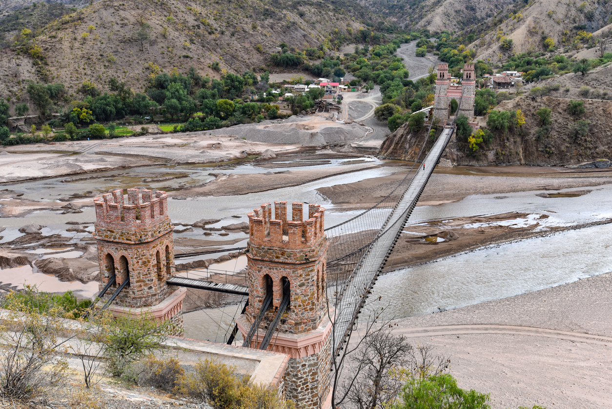 Blick auf die Puente Sucre, eine historische Hängebrücke über den Río Pilcomayo in Chuquisaca, Bolivien.