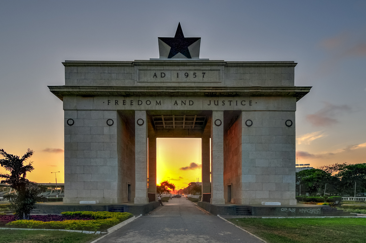 Das Unabhängigkeitsdenkmal mit schwarzem Stern in Accra steht im warmen Licht der untergehenden Sonne.