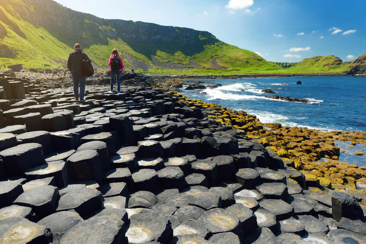Besucher laufen über die Basaltsäulen des Giant’s Causeway an der Causeway Coast in Nordirland.