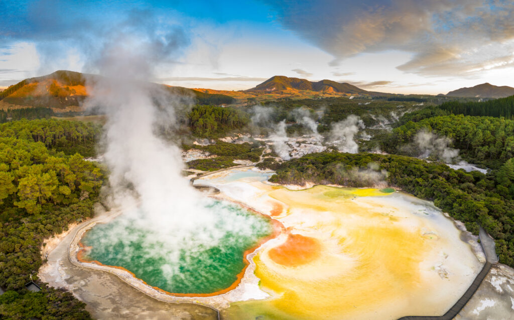 Farbig dampfende Thermalterrasse im Geothermalgebiet bei Rotorua in Neuseeland.