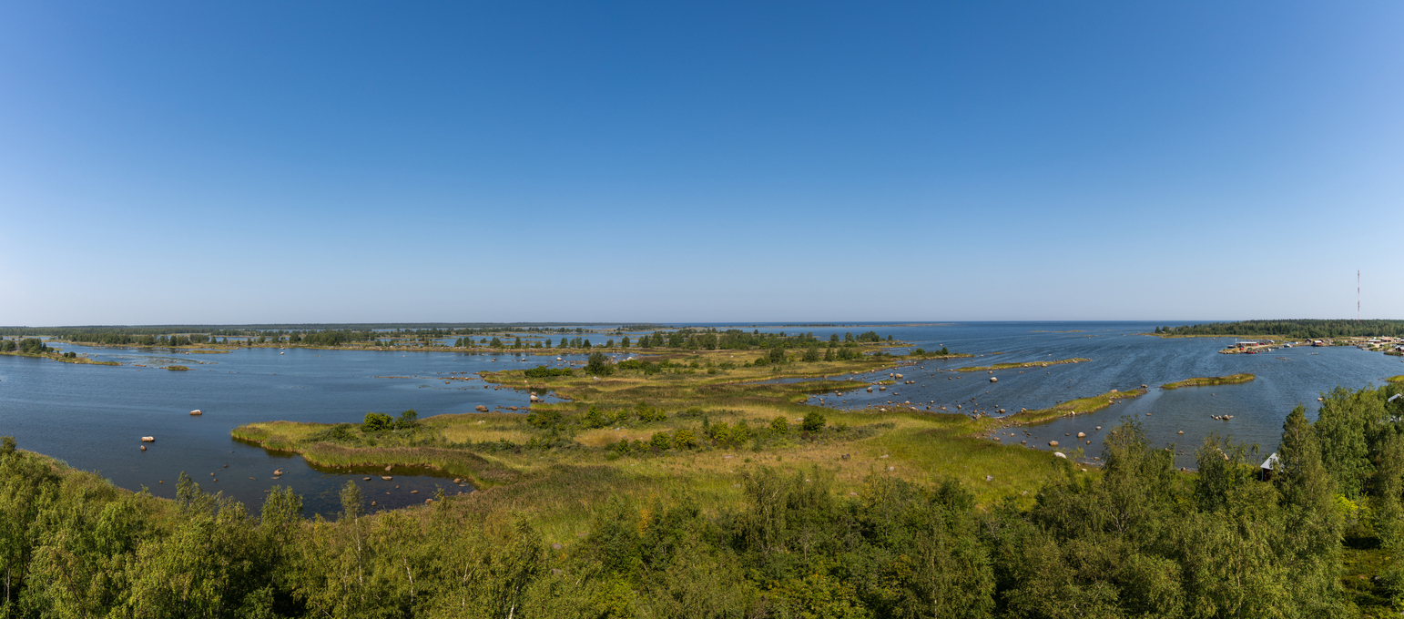 Weites Panorama über flache Inseln, Wasserarme und Schären im Kvarken-Archipel.