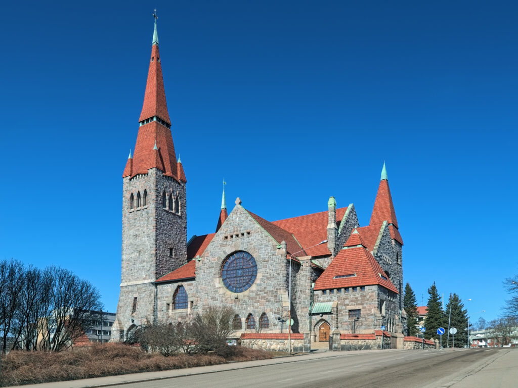 Granitkirche mit roten Dächern und hohem Turm in Tampere.