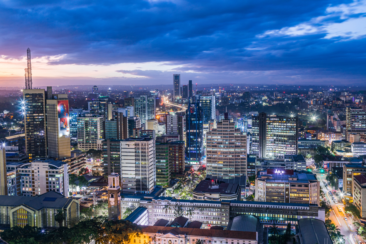 Panoramablick auf die moderne Skyline von Nairobi im Abendlicht.