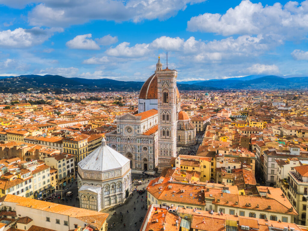 Luftaufnahme des Doms Santa Maria del Fiore mit Baptisterium in Florenz.