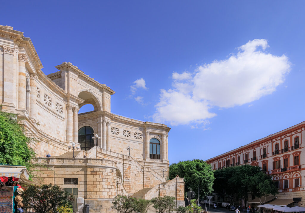 Historische Bastion mit großer Freitreppe in Cagliari vor blauem Himmel.
