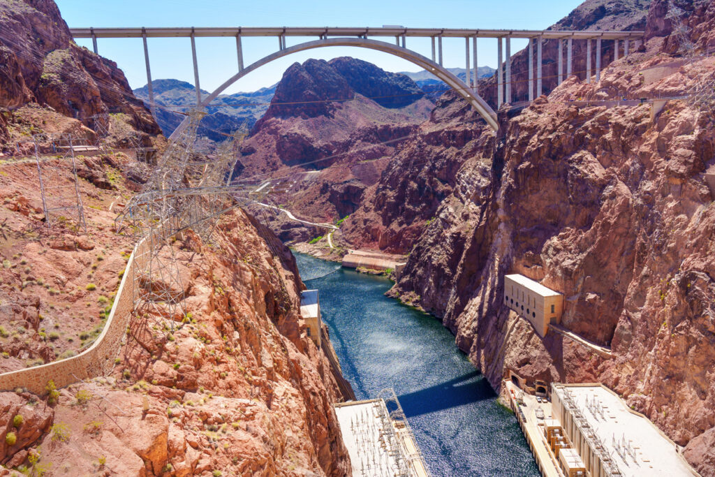 Blick auf den Hoover Damm und die große Bogenbrücke über den Colorado River nahe Las Vegas.
