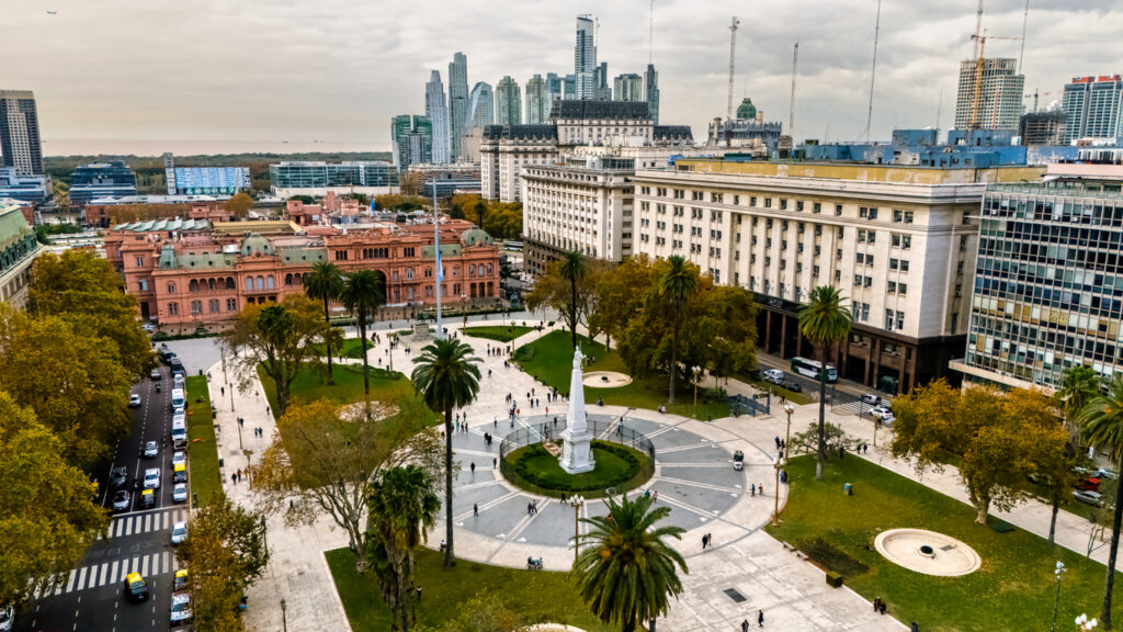 Panoramablick auf das Kongressgebäude von Buenos Aires mit großem Brunnen und Park davor.