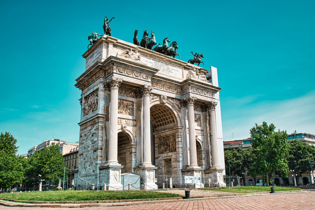 Der Arco della Pace in Mailand steht monumental auf einem Platz.