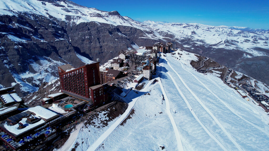 Ein Skigebiet in den Anden nahe Santiago, Chile, liegt zwischen schneebedeckten Hängen und Felswänden.