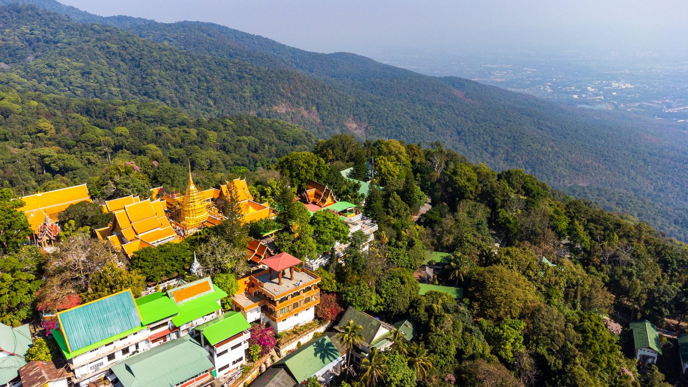 Die beiden königlichen Chedis im Doi-Inthanon-Nationalpark bei Chiang Mai ragen bei Sonnenuntergang über farbenprächtigen Gartenanlagen auf.
