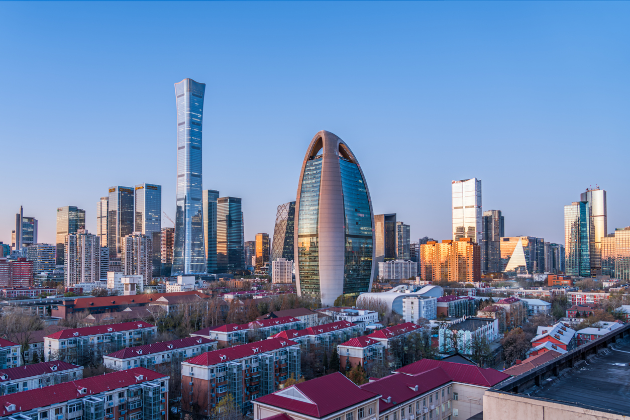 Moderne Hochhaus Skyline von Peking mit markanten Türmen und Wohnblocks im Vordergrund.