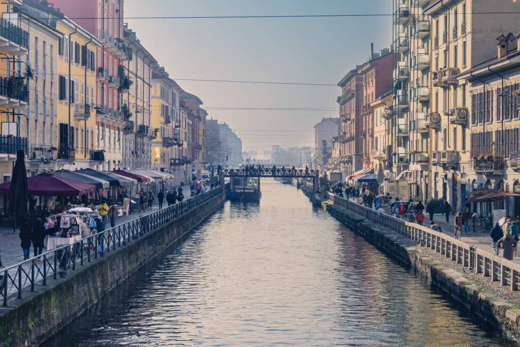 Der Navigli Kanal in Mailand verläuft zwischen Häusern und Promenaden.