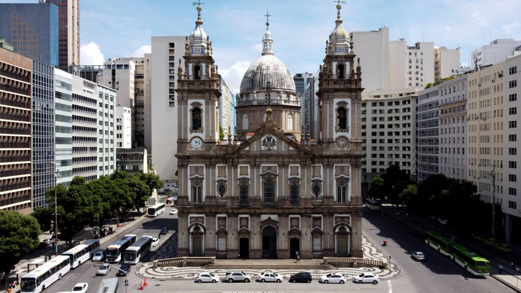 Barocke Kirche steht zwischen hohen Bürogebäuden im Zentrum von Rio de Janeiro.