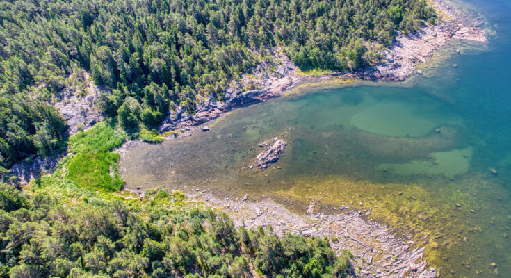 Luftaufnahme einer felsigen Küste mit Wald und klaren Buchten im Bottnischen Meerbusen.
