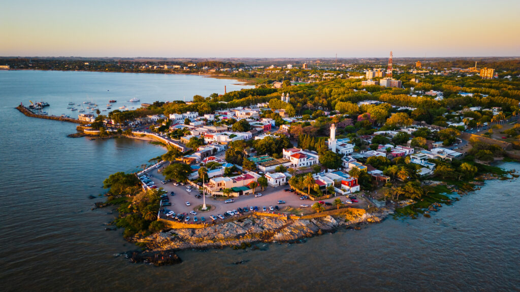 Drohnenaufnahme der Halbinsel von Colonia del Sacramento mit Hafen und Wasser.