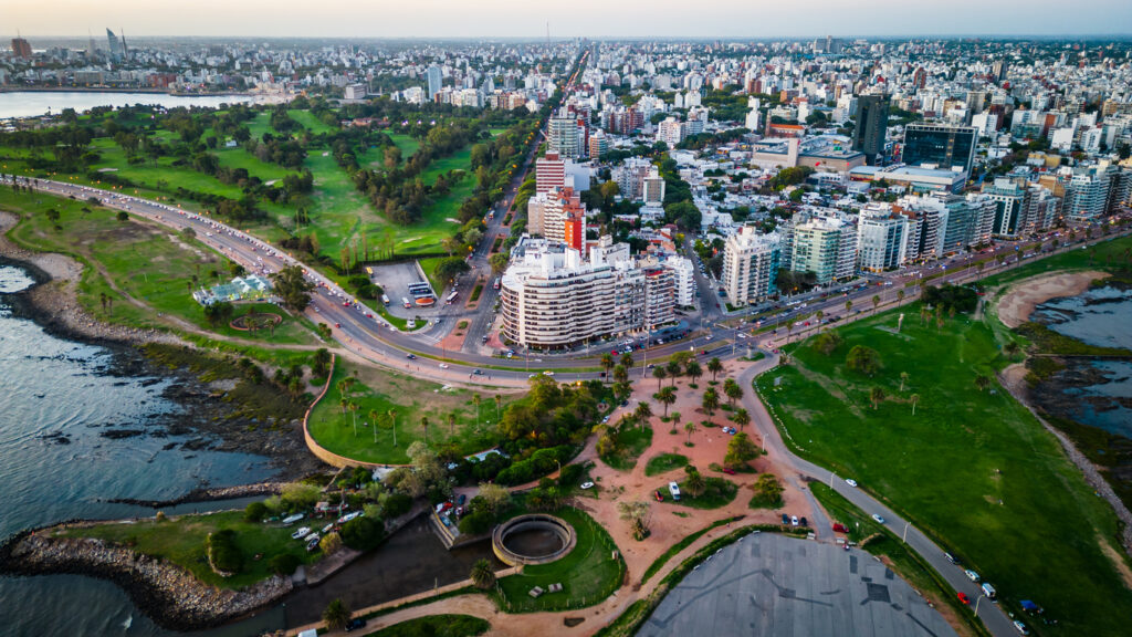 Drohnenblick auf Parks, Straßen und Hochhäuser entlang der Küste von Montevideo, Uruguay.