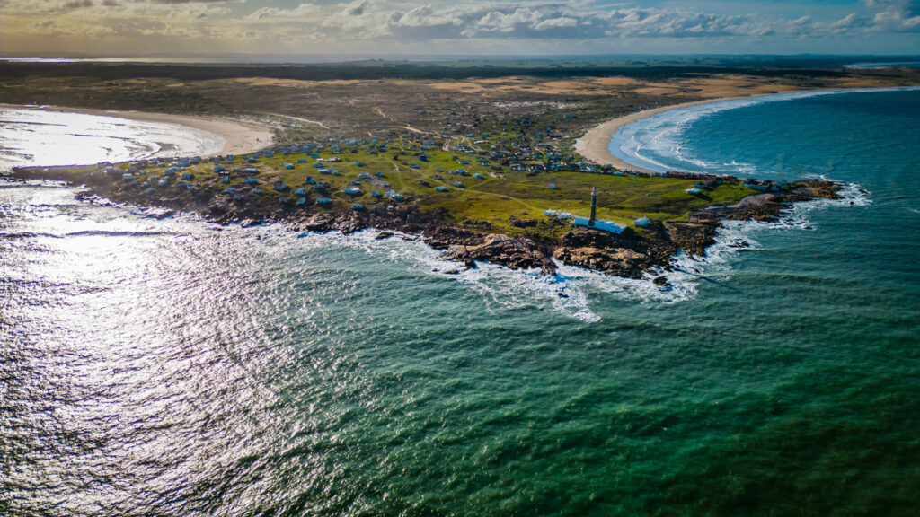 Luftaufnahme der Halbinsel Cabo Polonio mit Strandbuchten an der Atlantikküste Uruguays.