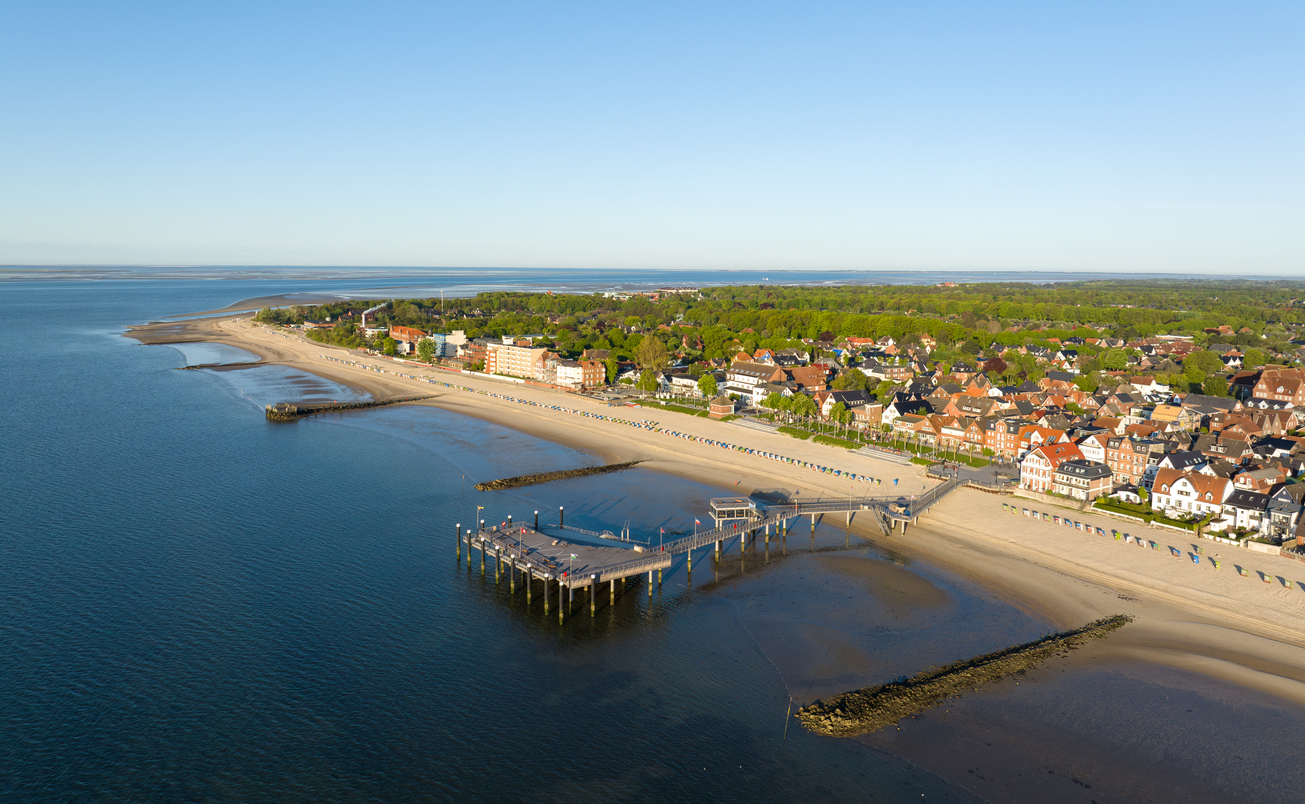 Luftaufnahme von Strand, Seebrücke und Küstenort auf Föhr.