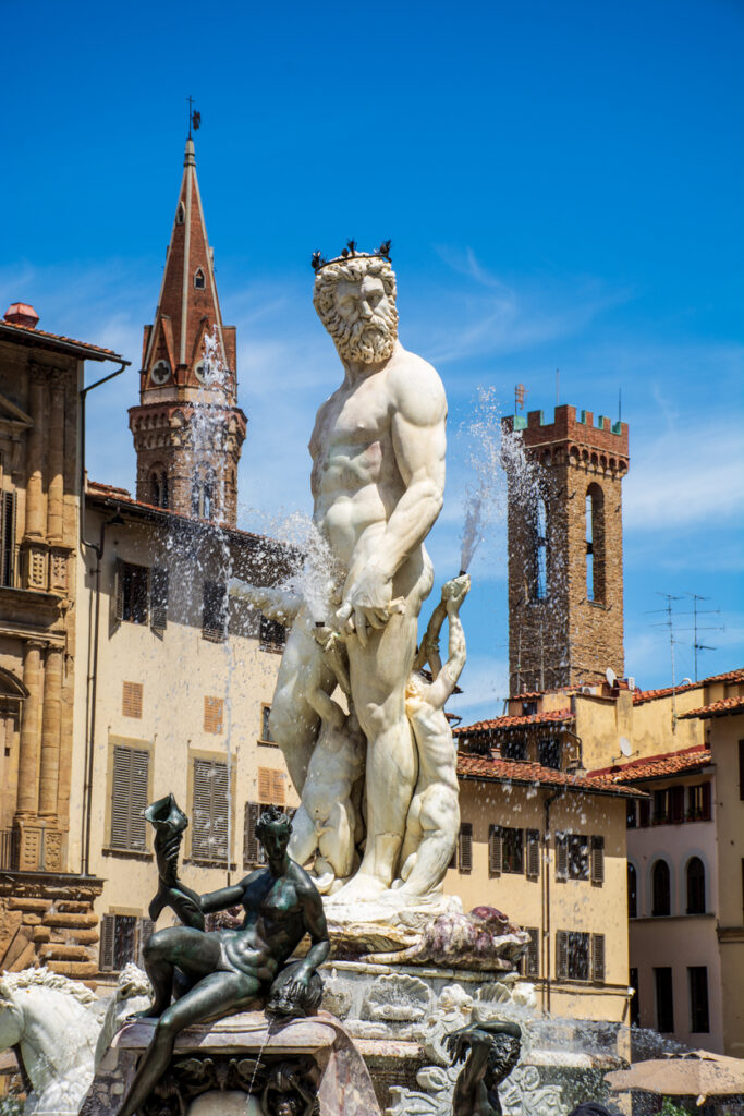 Marmorstatue des Neptunbrunnens mit Wasserfontänen im Zentrum von Florenz.