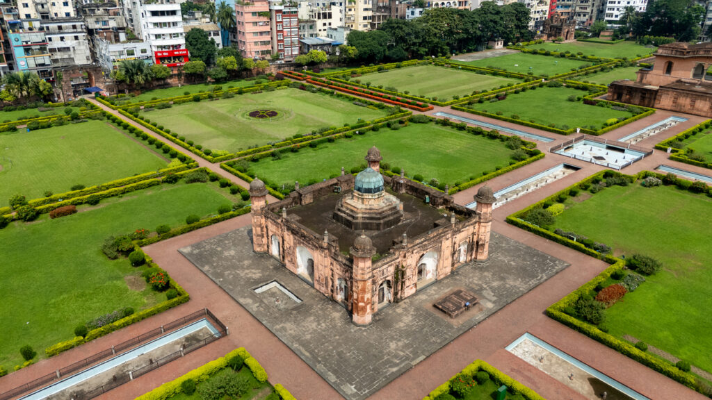 Luftaufnahme der Lalbagh-Festung mit symmetrischen Gärten im Herzen von Dhaka.
