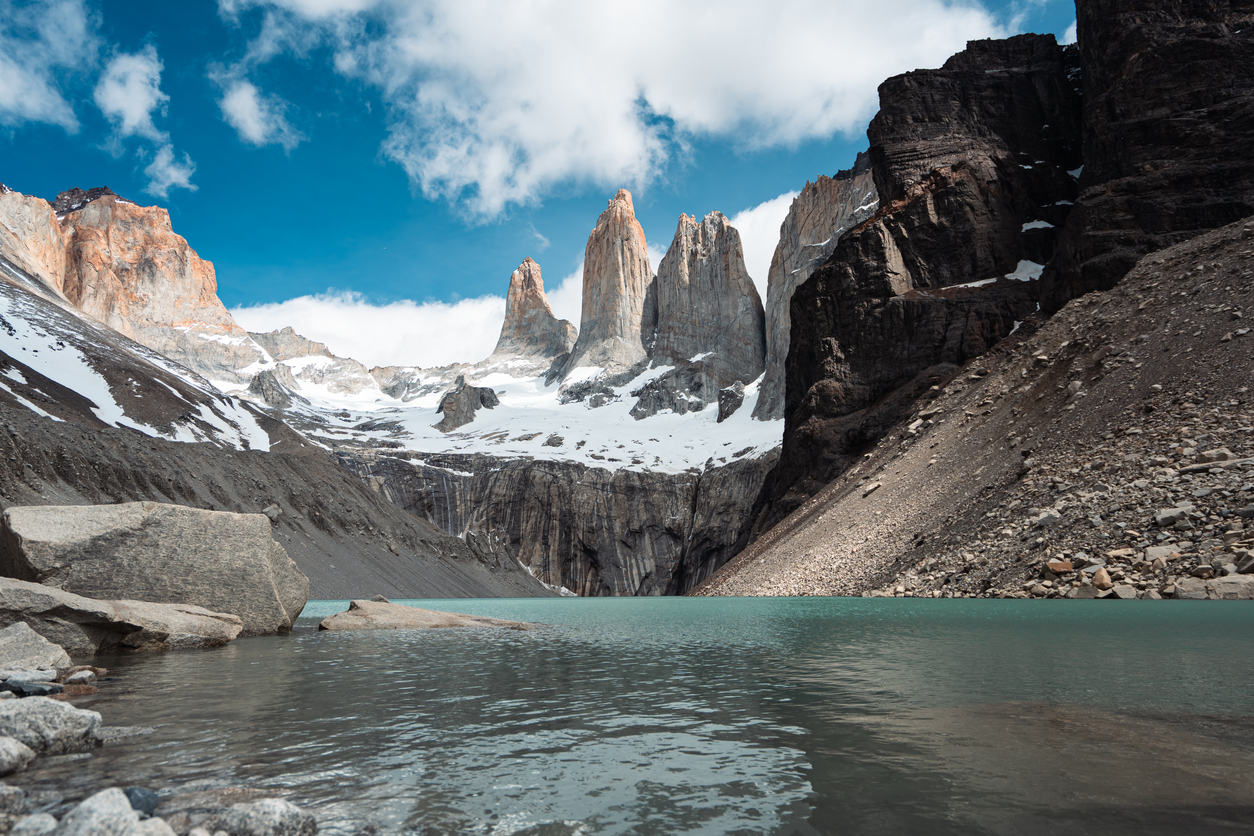 Die Torres del Paine ragen über einer türkisfarbenen Lagune im Torres del Paine Nationalpark, Chile, in den Himmel.