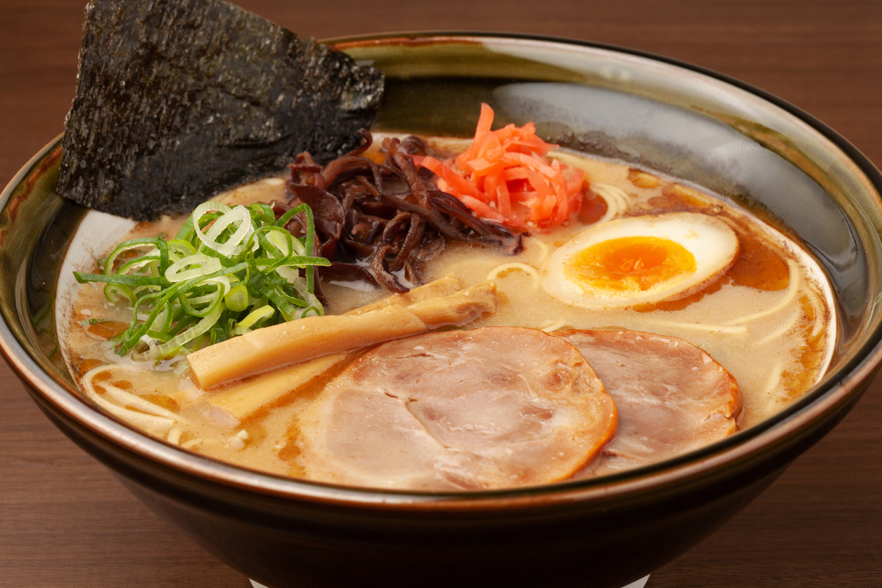 Schüssel mit Tonkotsu-Ramen, belegt mit Ei, Chashu, Lauch und Nori.