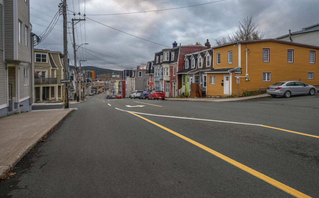 Leere Straße mit bunten Holzhäusern in St. John’s in Neufundland an einem grauen Tag.