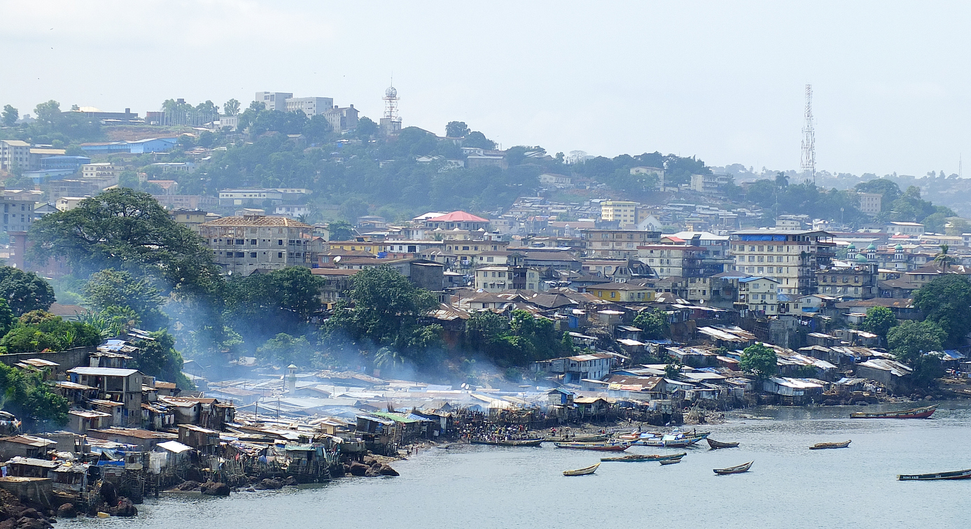 Dicht bebaute Hänge und einfache Küstenhäuser in Freetown am Meer in Sierra Leone.