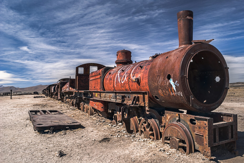 Verlassene, rostige Dampflok im Train Cemetery nahe Uyuni in Bolivien.