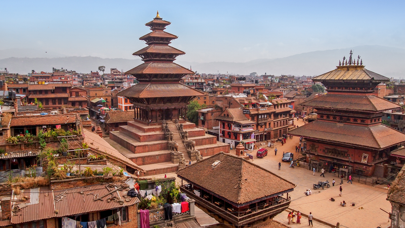 Mehrstöckige Pagodentempel und alte Backsteinhäuser prägen einen Platz im Kathmandu-Tal.