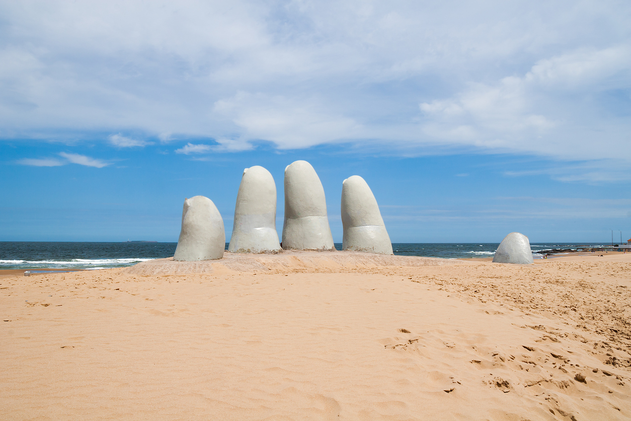 Betonhand „La Mano“ am Strand von Punta del Este in Uruguay.