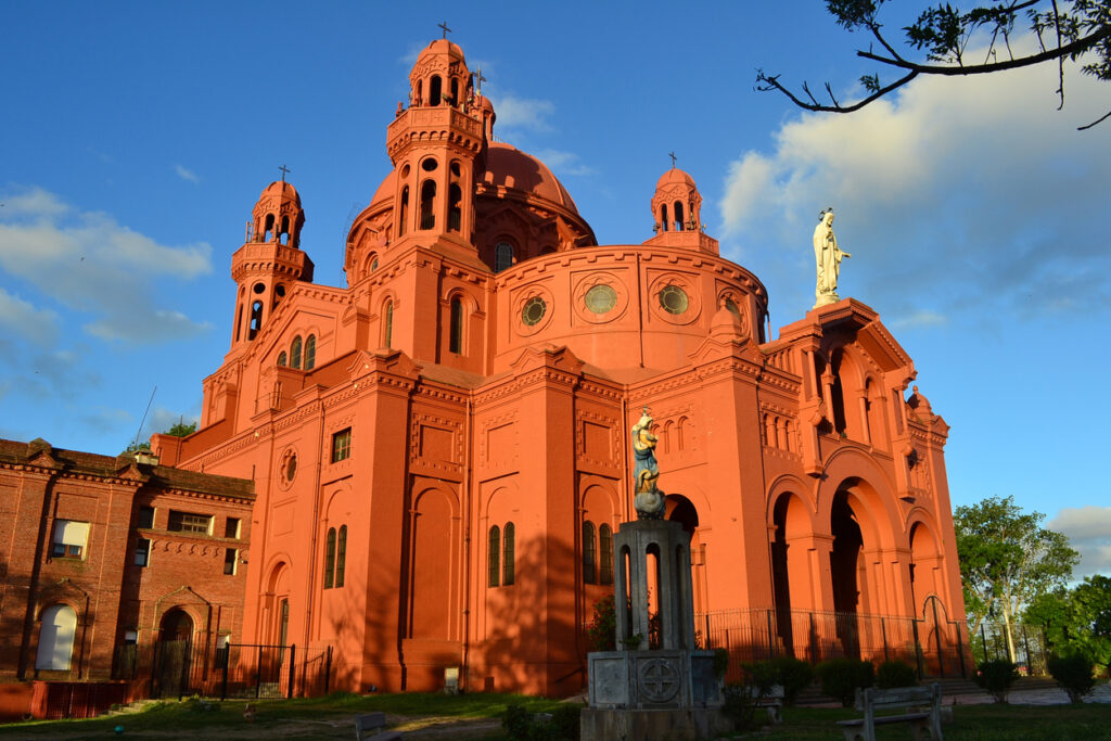 Auffällig rote Backsteinkirche mit Kuppeln in Montevideo, Uruguay.